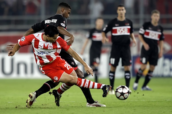 Dudu y David Mendes Da Silva en la búsqueda de la pelota.