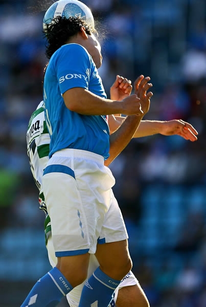 Duelo en el aire en el partido Cruz Azul - Santos