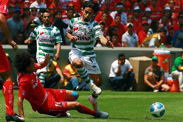 Dueñas barre para no permitir pasar a Arce.