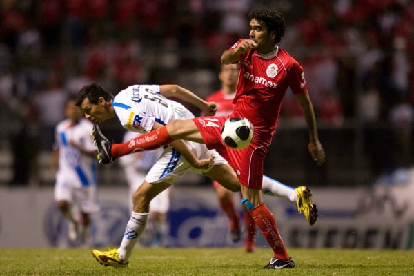 Dueñas le gana el esférico a Borgetti