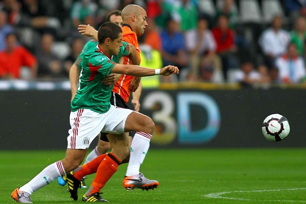 Dura pelea por el balón