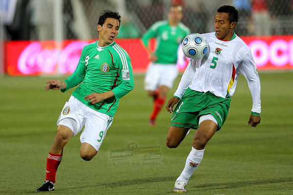 Edemir Rodríguez baja la pelota ante la presión de Bravo.