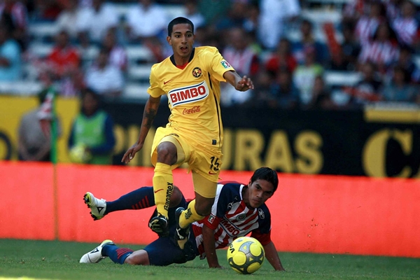 Edgar Castillo consiguiendo quitarse la marcha de Chivas