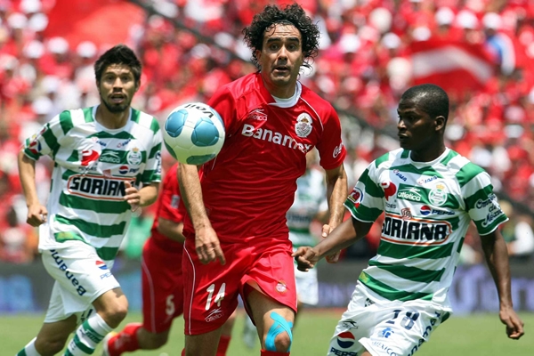 Edgar Dueñas se va con claridad con la pelota.