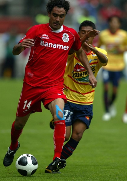 Edgar Dueñas uso una protección en la rodilla