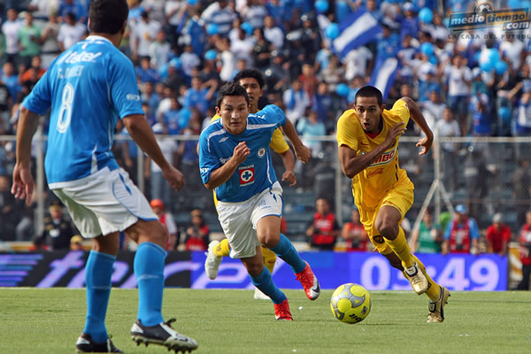 Edgar Eduardo Castillo marca a César Villaluz.