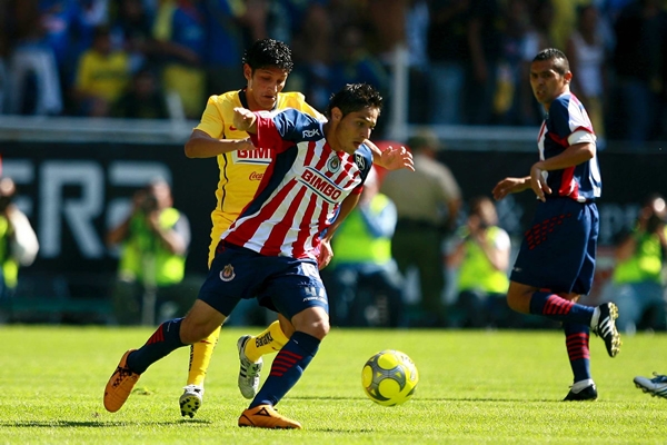 Édgar Solis quitandose a Reyna