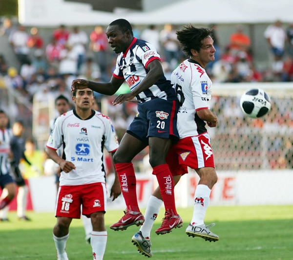 Edwin Santibáñez pelea la de gajos