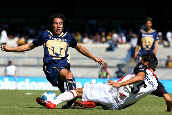 Efraín Juárez barre para recuperar la pelota.