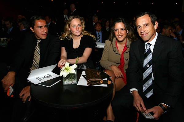 Efraín Juárez y Gerardo Torrado posan para la foto.