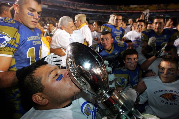 El ansiado momento al levantar el trofeo de la ONEFA.