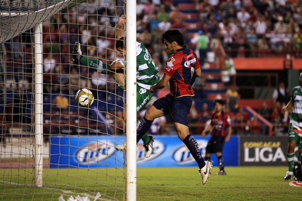 El árbitro le anuló un gol a los Potros.