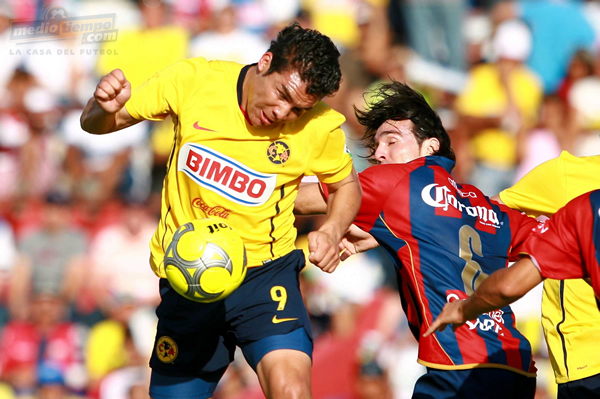 El ariete americanista Salvador Cabañas no pudo rematar de buena forma en esta jugada.