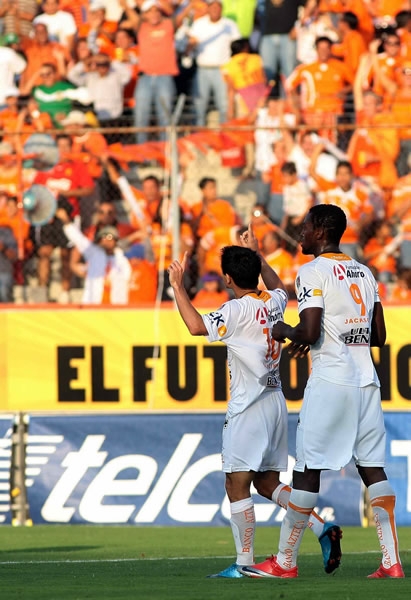 El ataque jaguar festeja el 1-0