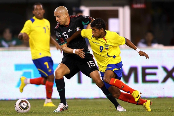 El Bofo Bautista siempre empujando al equipo Tricolor.