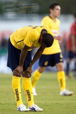 El brasileño De Pinho lamenta la derrota de su equipo.