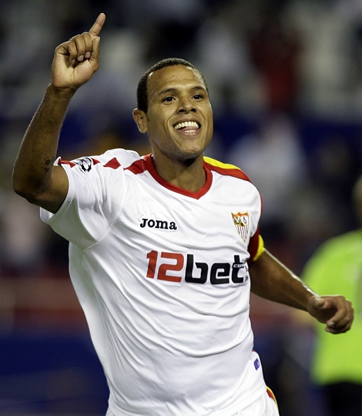 El brasileño Luis Fabiano también colaboró en el triunfo.