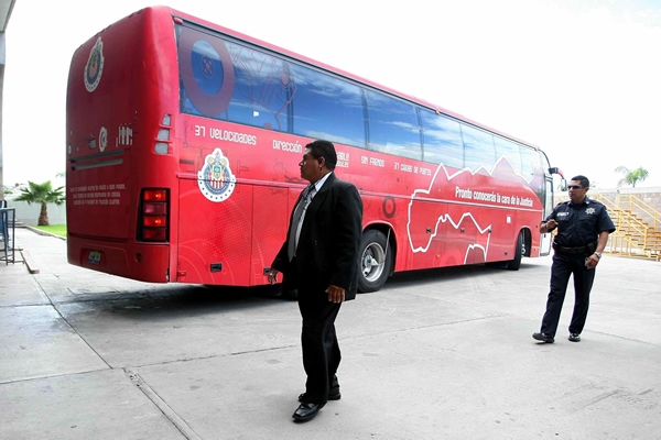 El camión de Chivas llegó puntual.