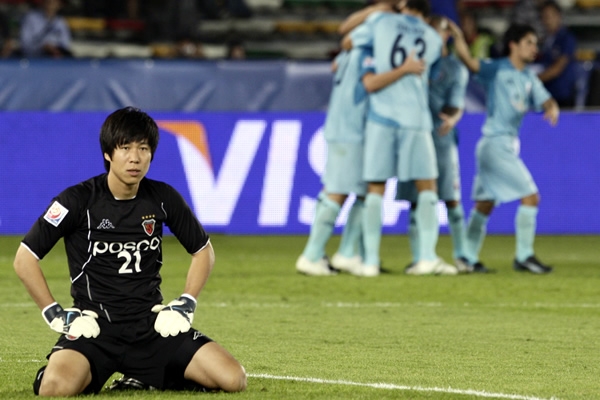 El cancerbero coreano lamenta el gol del Potro.
