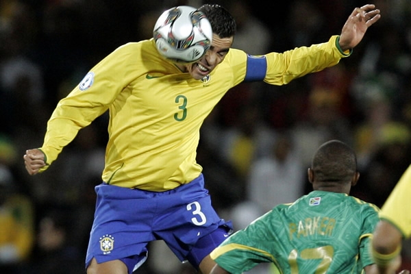 El Capitán saca el esférico de su área.