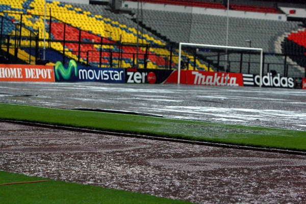 El césped fue cubierto para su protección.