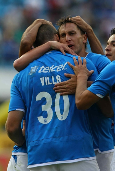 El Chaco abraza a su compañero por el gol.