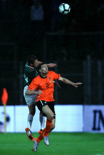 El Chicharito buscó por aire