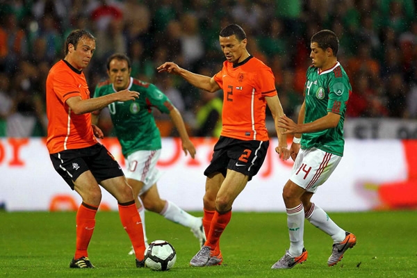 El Chicharito fue detenido por la defensa