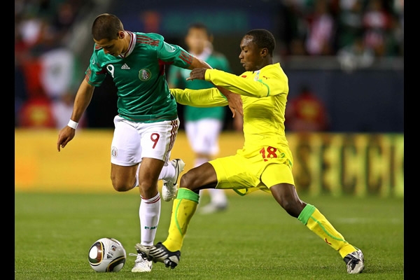 El Chicharito intentando anotar