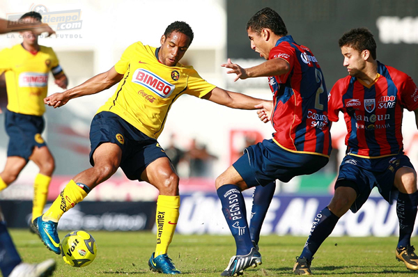El chileno Jean Beausejour fue el mejor jugador de las Águilas en el primer tiempo.
