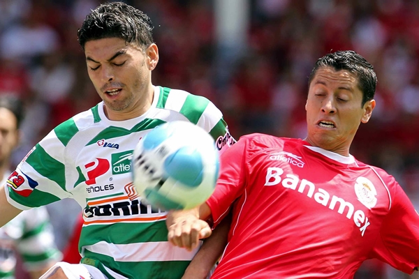 El choque inició muy trabado en la media cancha.