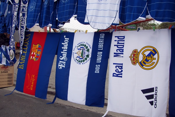 El color a las afueras del estadio.
