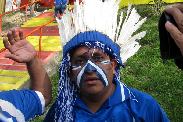 El color de Cuscatlán invade el estadio.