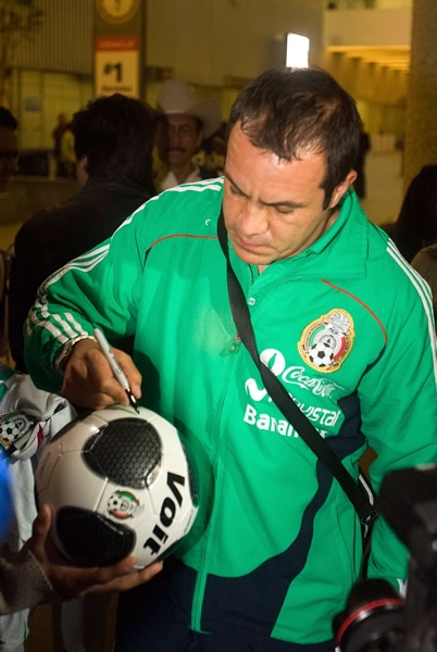El Cuau firmó autógrafos
