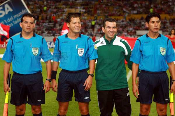 El Cuerpo Arbitral para el cotejo, listos.