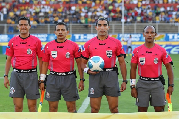 El cuerpo arbitral también se tomó su foto