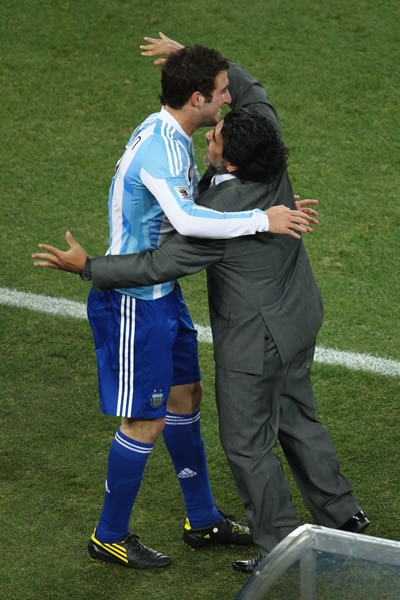 El delantero argentino festejó con Maradona.