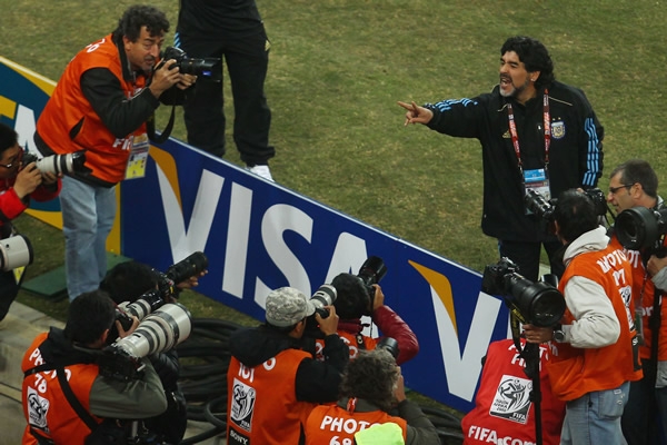 El Diego siempre en mira de la prensa.
