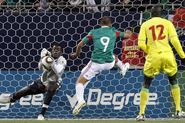 El disparo del Chicharito fue detenido