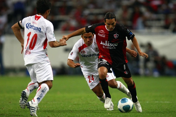 El duelo fue muy rispido en el primer tiempo