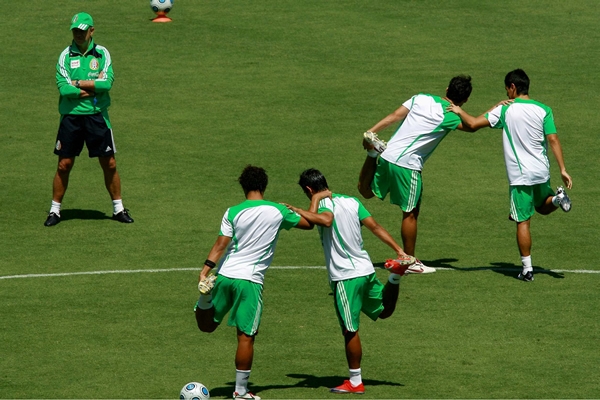 El entrtenador mexicano estudia su alineación