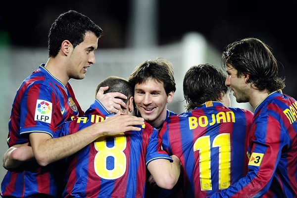 El equipo blaugrana festeja su reinvindicación con el público catalán.