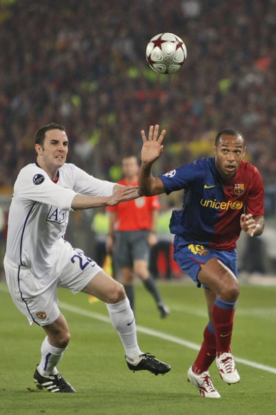 El francés Henry va por todo el frente de ataque.