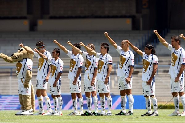 El himno nunca debe faltar.