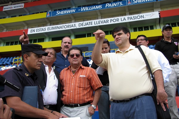 El inspector de FIFA revisó el campo de juego.