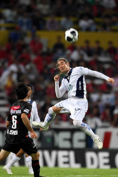 El Jesse ganando el remate de cabeza