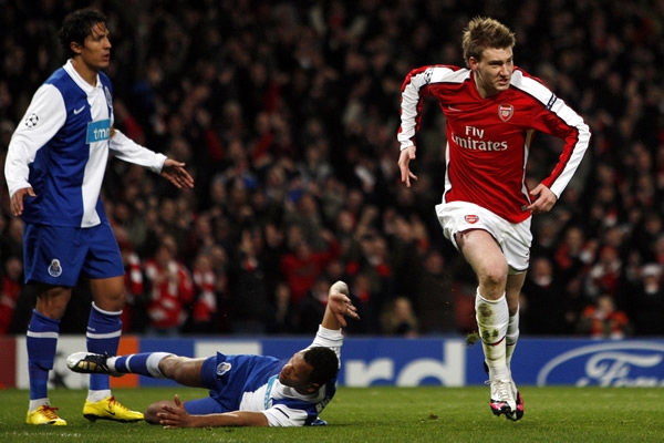 El joven Bendtner festejó en grande.