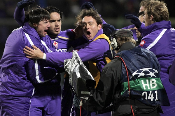 El júbilo de Fiorentina tras el gol de Juan Vargas.