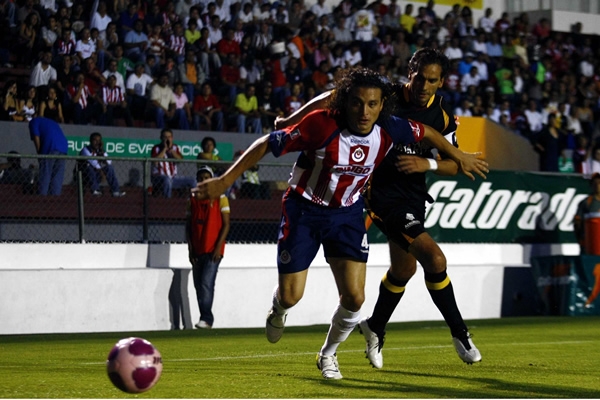 El León Reynoso lucha por el esférico