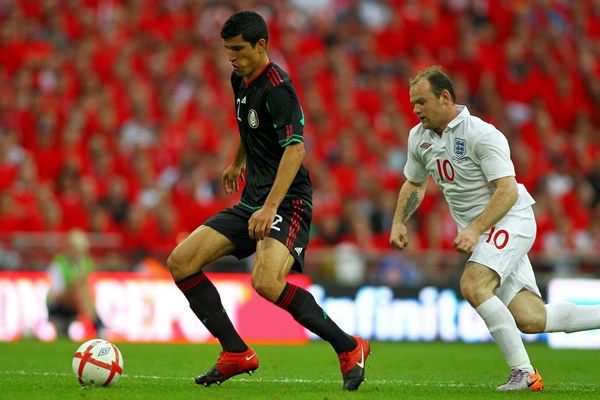 El Maza deteniendo una avance de Rooney